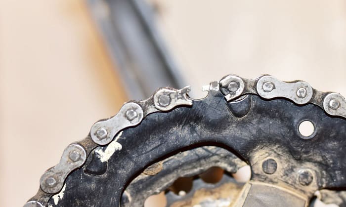 break-bicycle-chain-without-tool
